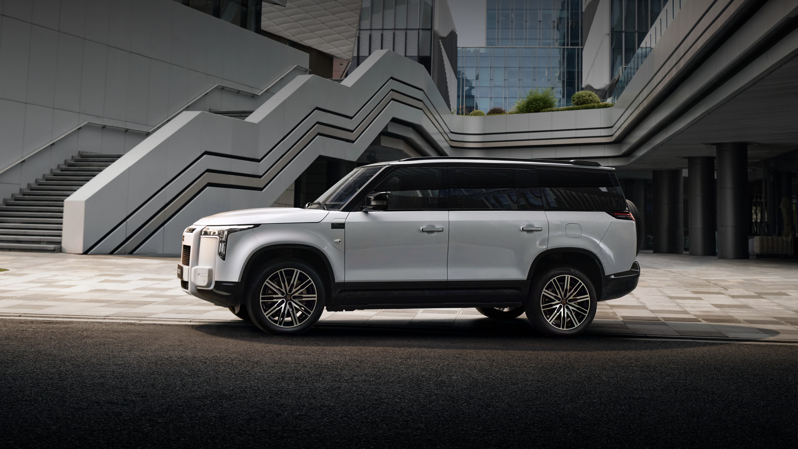 Flagship Mid-to-Large Luxury SUV